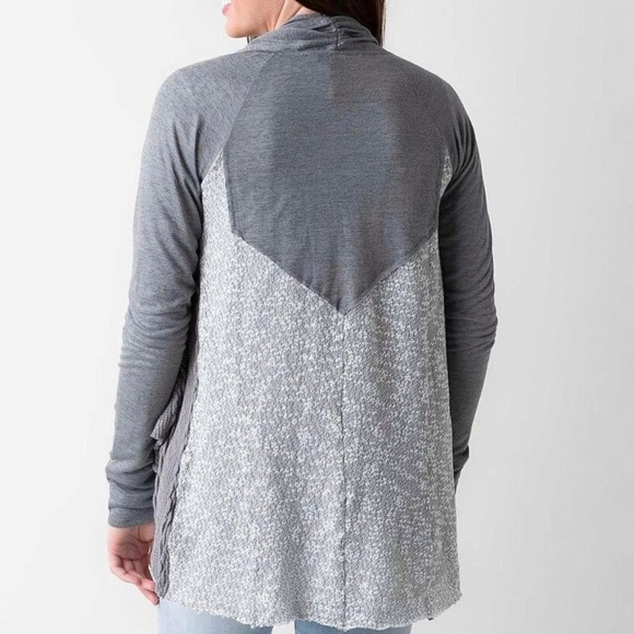 Buckle BKE layered gray fly away cable knot sweater - Picture 2 of 5